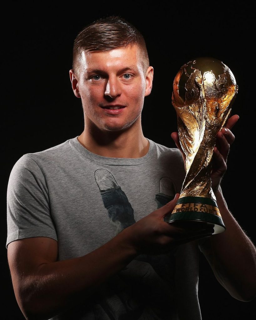 Toni Kroos com a Taça da Copa do Mundo de 2014