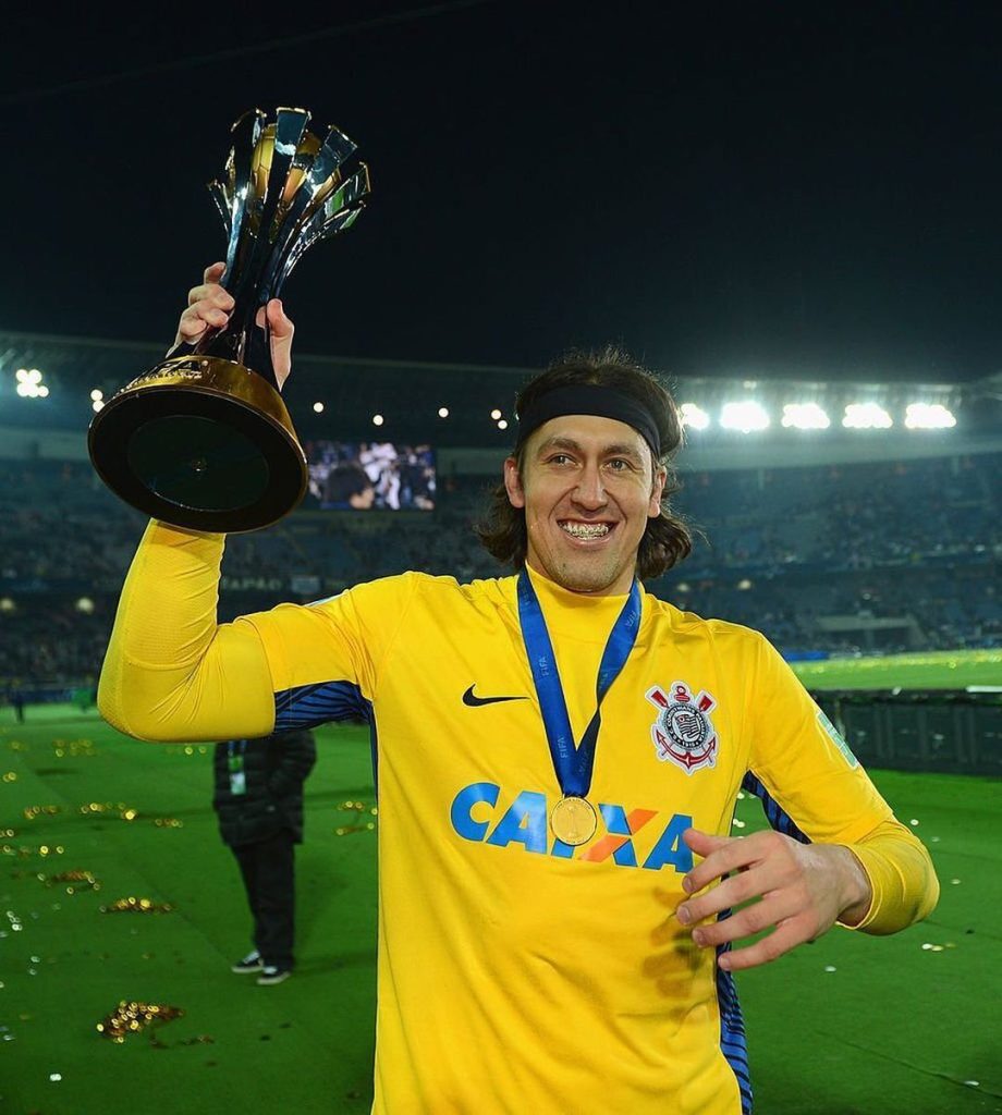 Cássio com a taça do Mundial de Clubes 2012