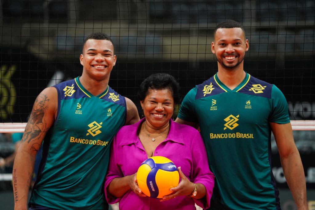 Os irmãos Alan e Darlan Souza com a mãe