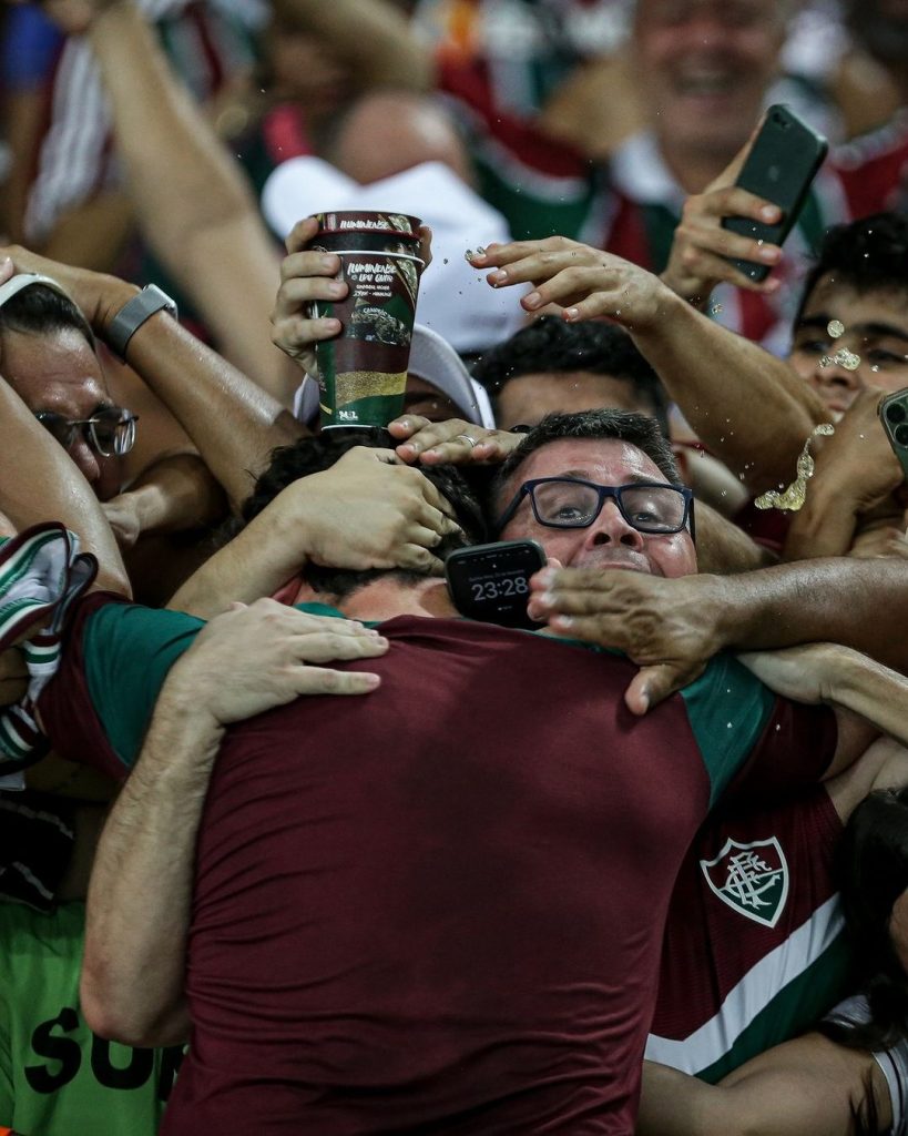 Fernando Diniz, técnico, com a torcida