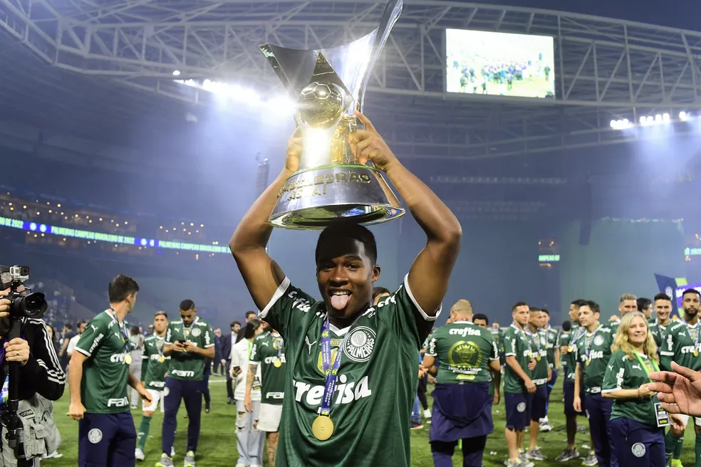 Endrick com a taça do Brasileirão