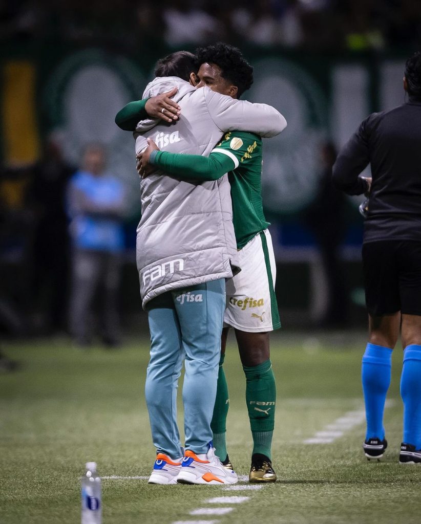 O jogador abraçando o treinador Abel Ferreira