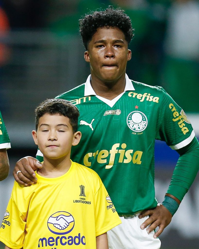 Endrick chorando após homenagem da torcida