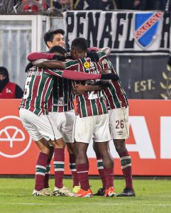 Jogadores do Fluminense comemorando gol de Manoel