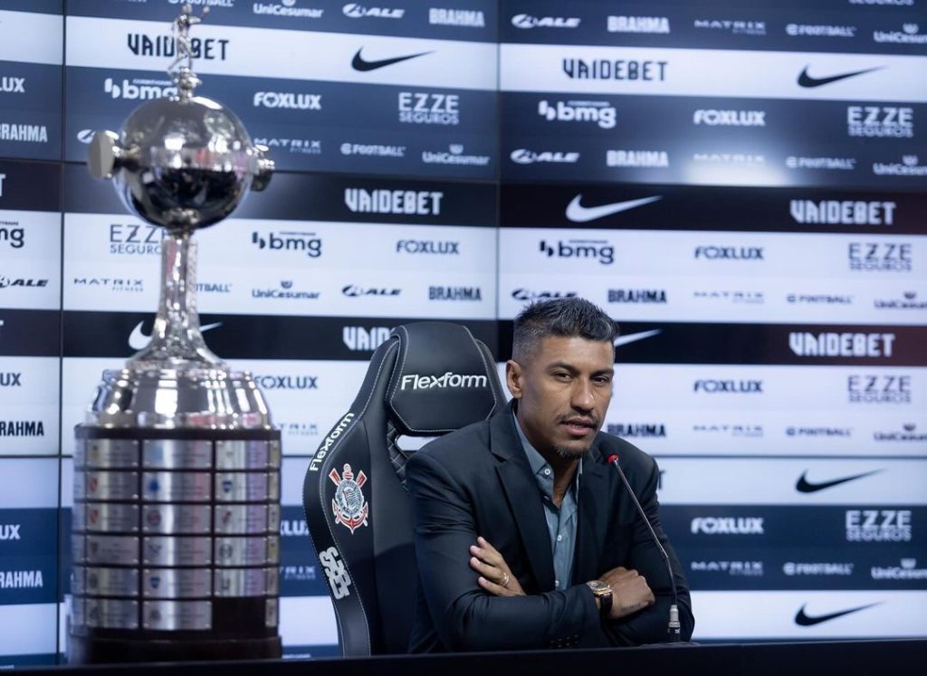 Paulinho ao lado da taça da Libertadores