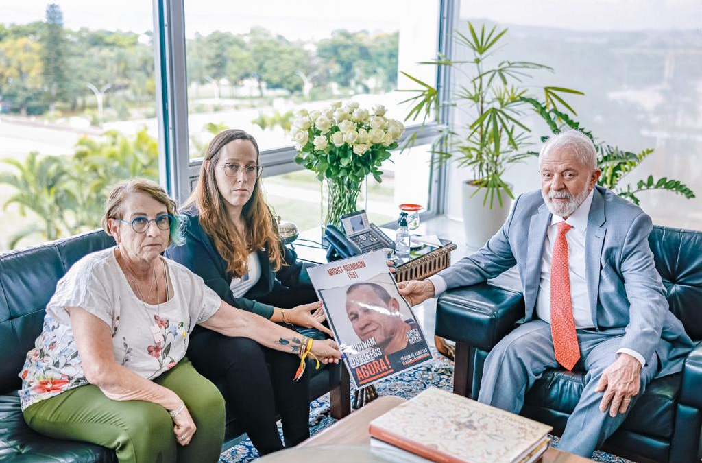 Imagem do presidente Lula com a família de Michel Nisenbaum 