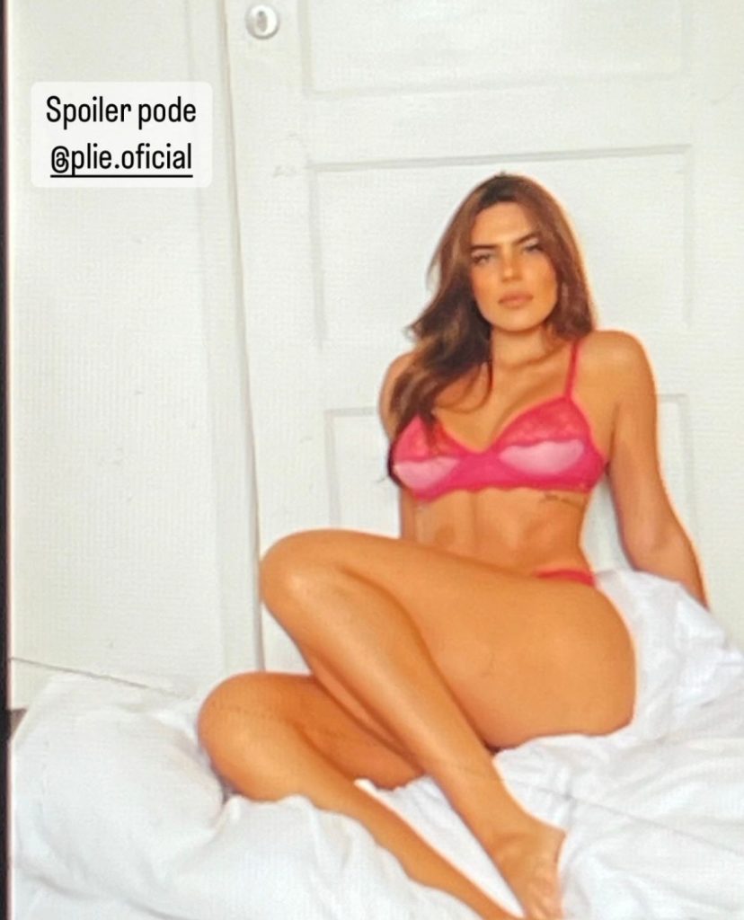 Mariana Goldfarb posa de lingerie para ensaio de dia dos namorados