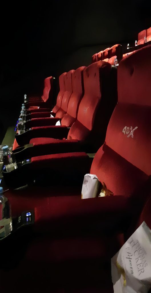 Sala de cinema com cadeiras 4DX