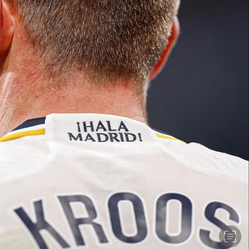 Toni Kroos com a camisa escrita "¡Hala Madrid!"