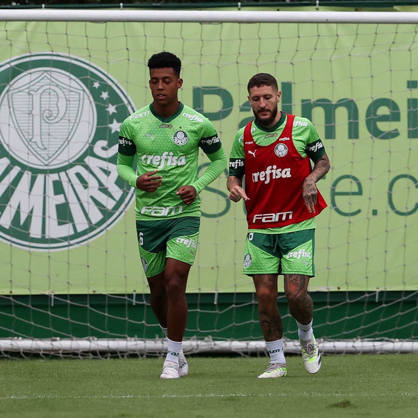 Jogadores do Palmeiras em treino nesta terça-feira