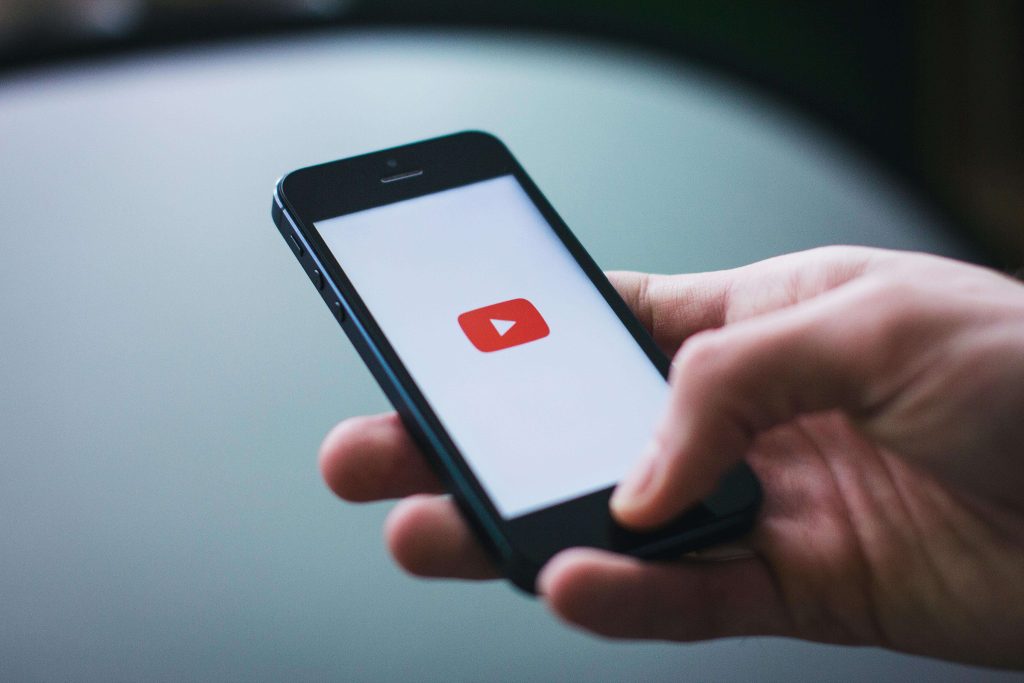 Página do YouTube com logo em smartphone