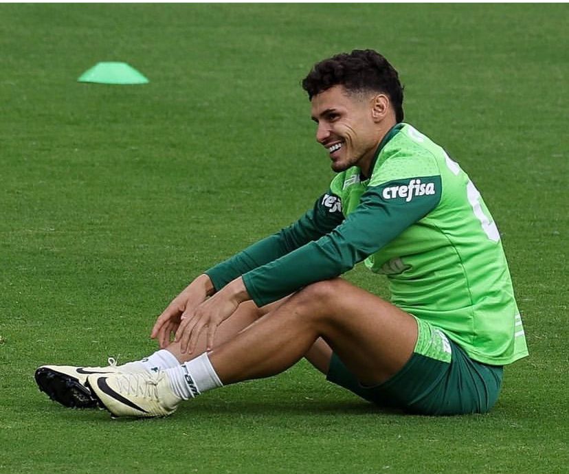 Raphael Veiga treinando no CT da Barra Funda. 