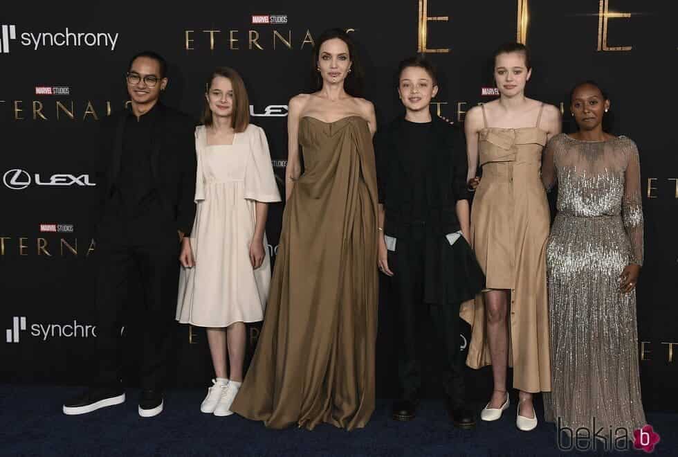 Angelina Jolie  e seus 5 filhos 