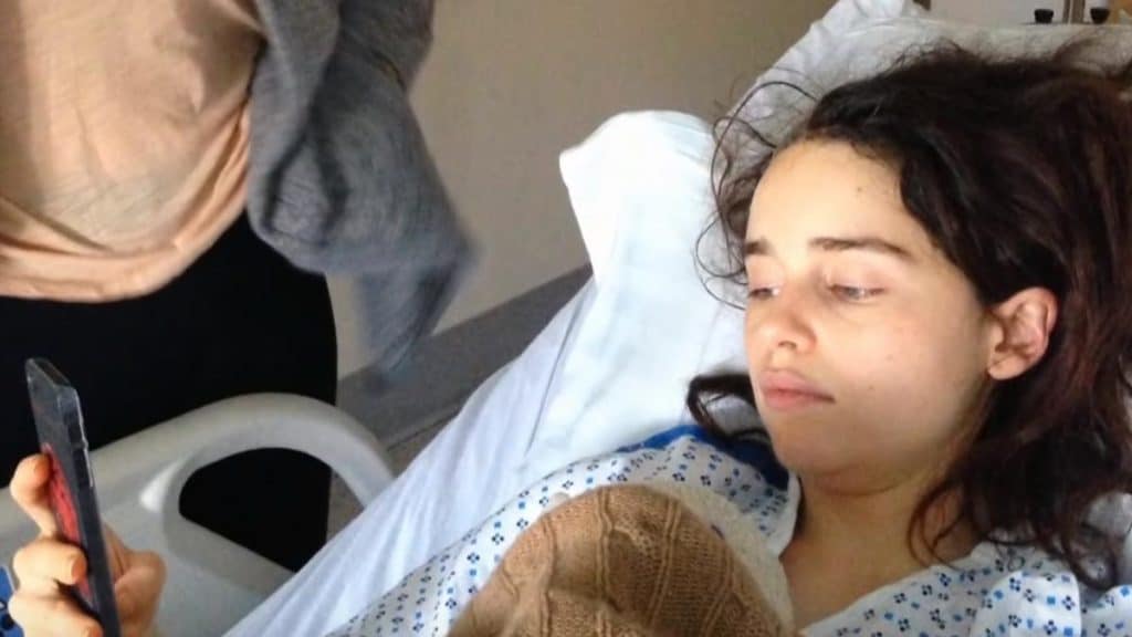 Emilia Clarke no hospital após sofrer um aneurisma