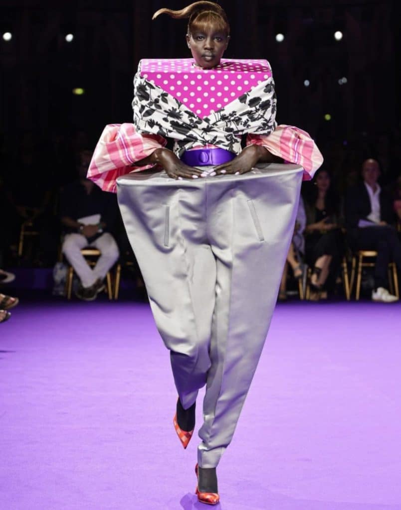 Formas e volumes marcam o desfile da dupla Viktor & Rolf em Paris