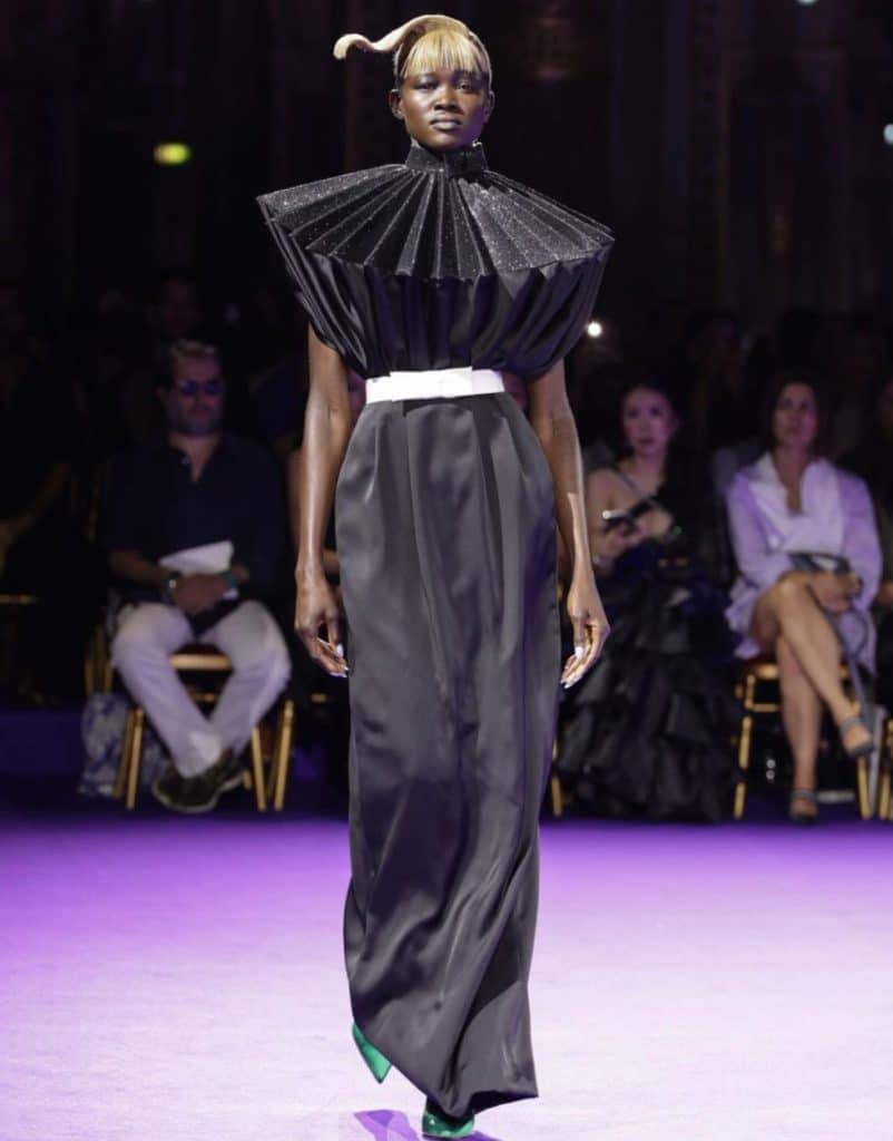 Formas e volumes marcam o desfile da dupla Viktor & Rolf em Paris