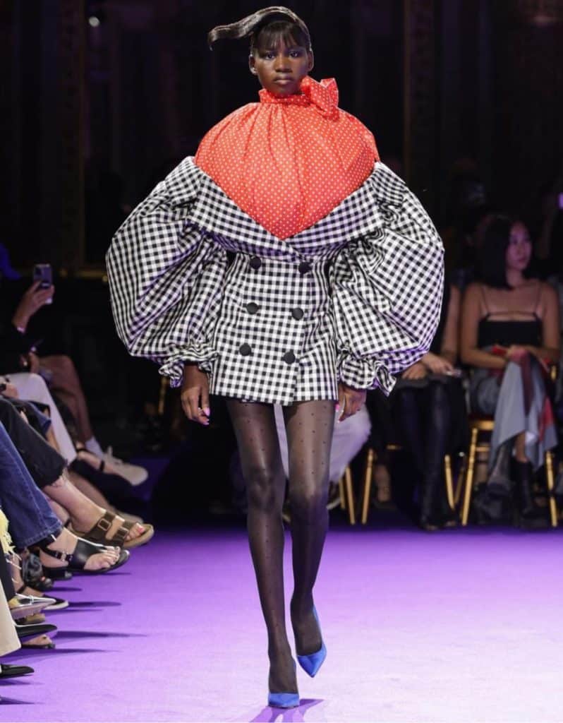 Formas e volumes marcam o desfile da dupla Viktor & Rolf em Paris