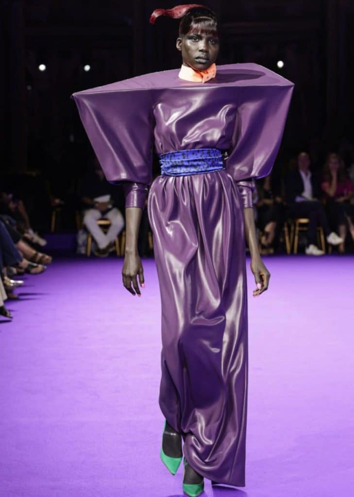 Formas e volumes marcam o desfile da dupla Viktor & Rolf em Paris