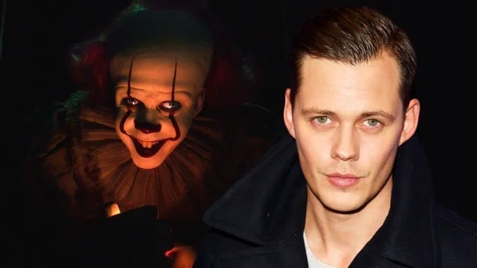 Bill Skarsgård em frente a um poster de Pennywise