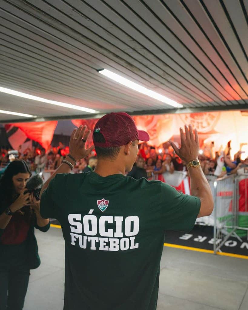 Thiago Silva acenando para os tricolores