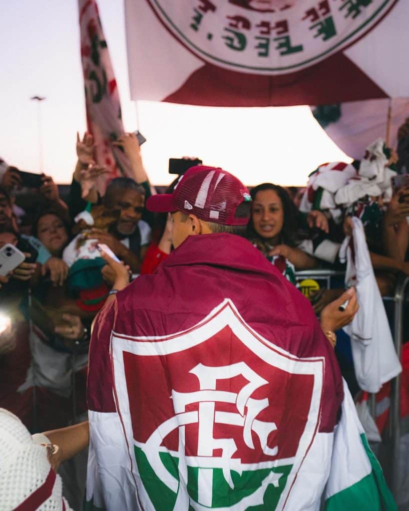 O zagueiro com a bandeira do Fluminense 