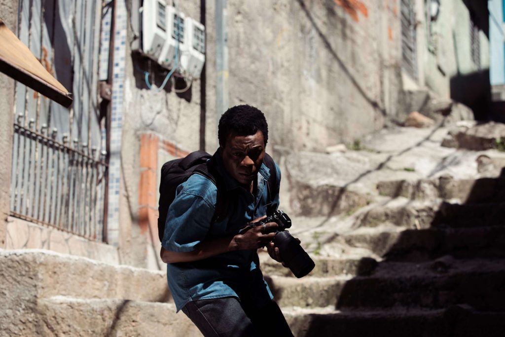 Alexandre Rodrigues no papel do fotográfo Buscapé, na série "Cidade de Deus: A Luta Não Para.