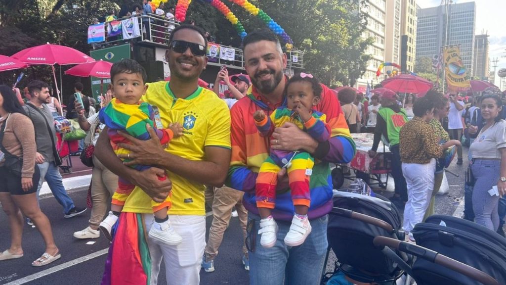 Fábio Carrara e Felipe Dias com os dois filhos, Miguel e Helena