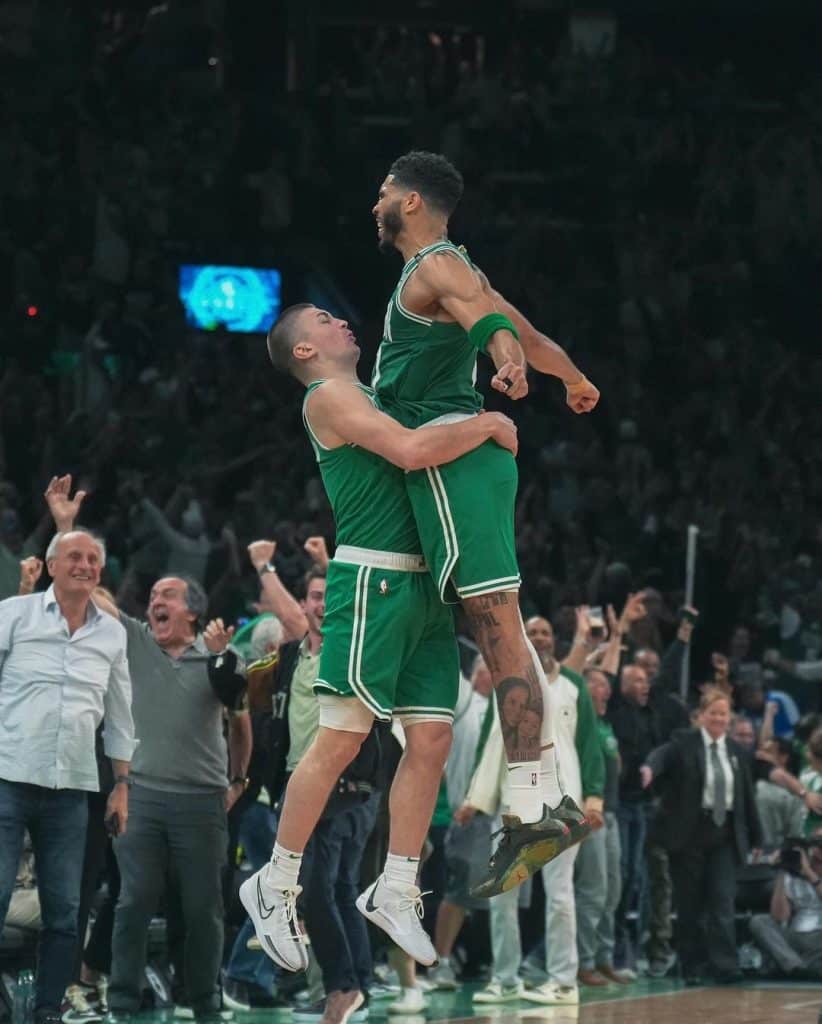 Tatum comemorando a pontuação