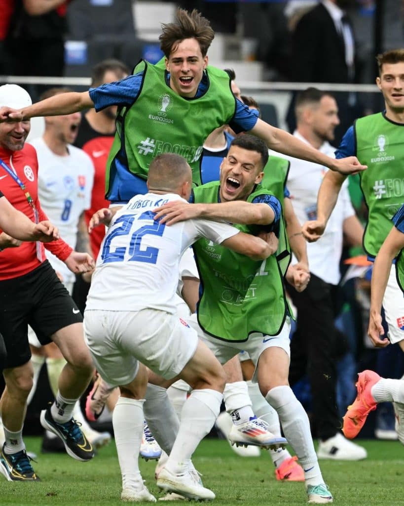 Jogadores da Eslováquia comemorando o gol