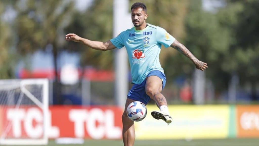 Danilo em treino pela seleção brasileira