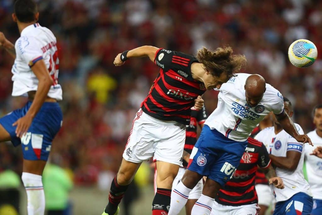 Zagueiro cabeceando a bola para o gol