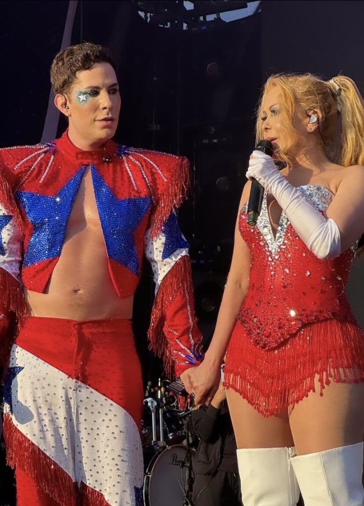 Joelma e Christian Chávez apresentam-se com look com cores da bandeira do Pará.