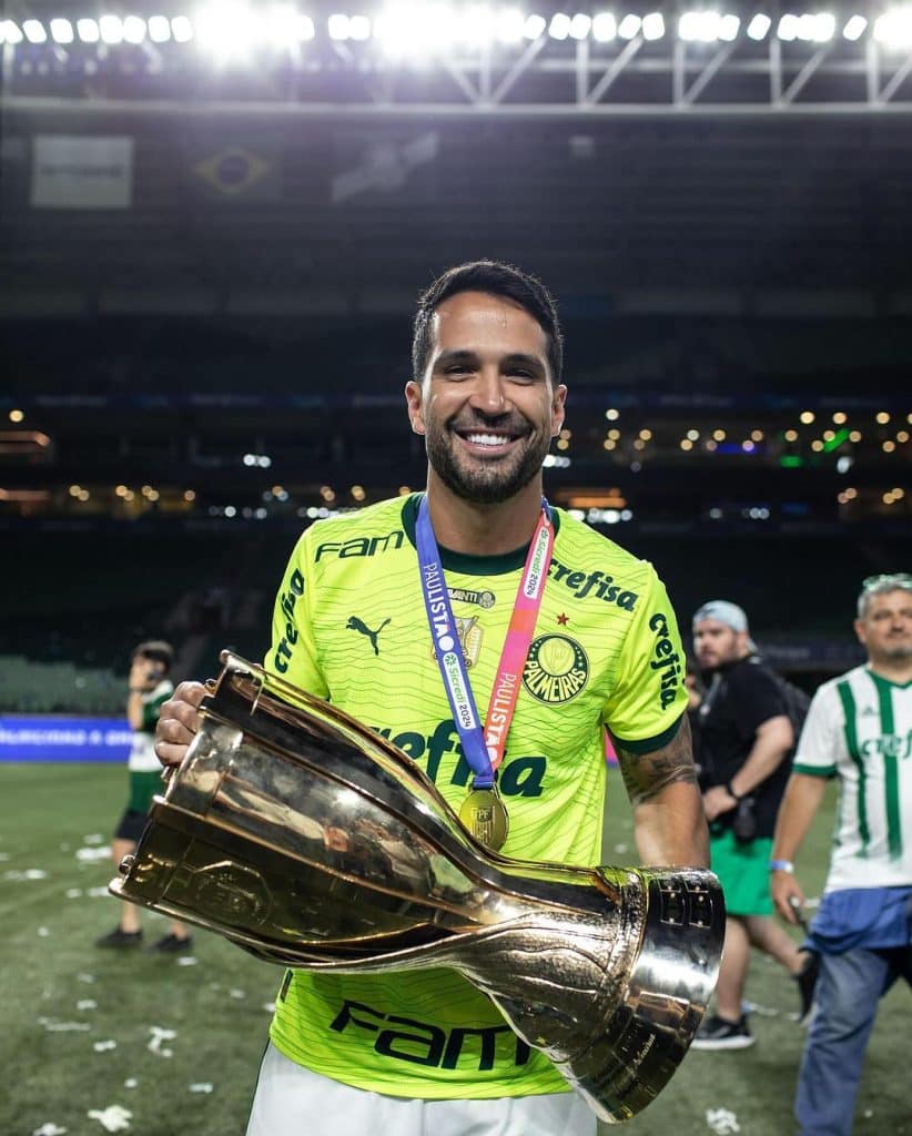 Luan com a taça do Paulistão 2024