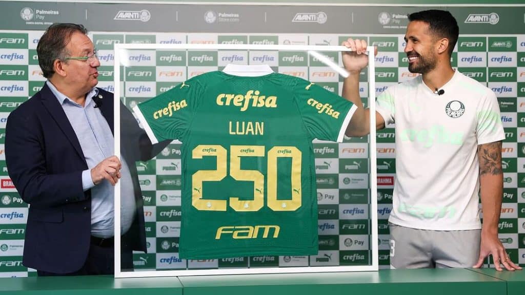 Luan recebendo homenagem pelos 250 jogos 