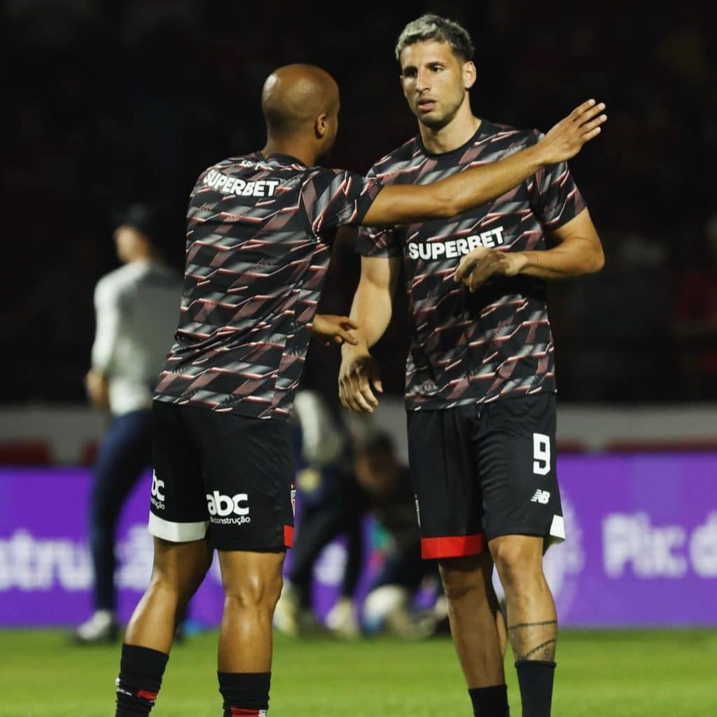 Lucas Moura e Jonathan Calleri no aquecimento do jogo Internacional x São Paulo, em Criciúma, válido pela 8ª rodada do Campeonato Brasileiro