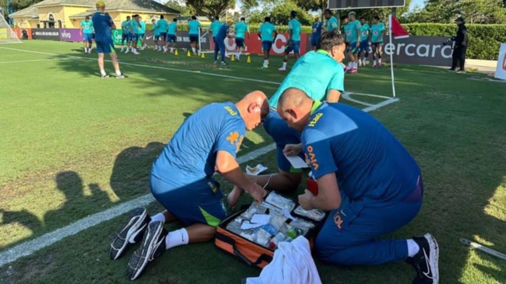 Lucas Paquetá aplicando bandagem no pé