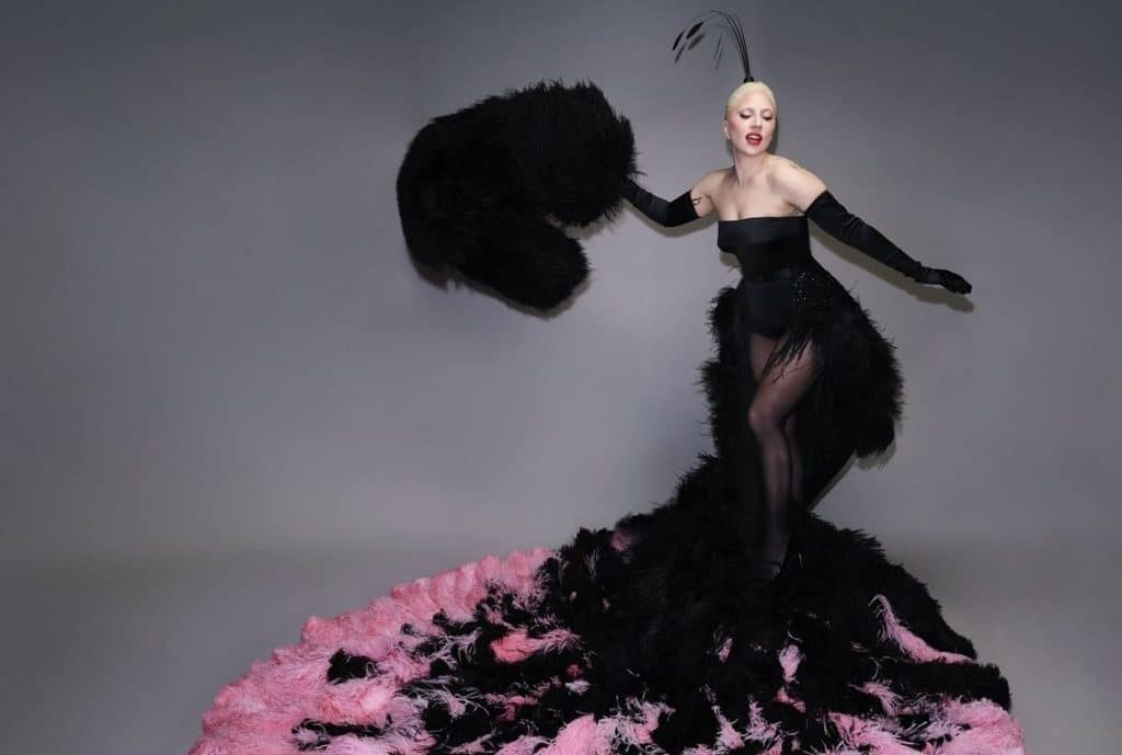 Lady Gaga com traje criado pela Dior