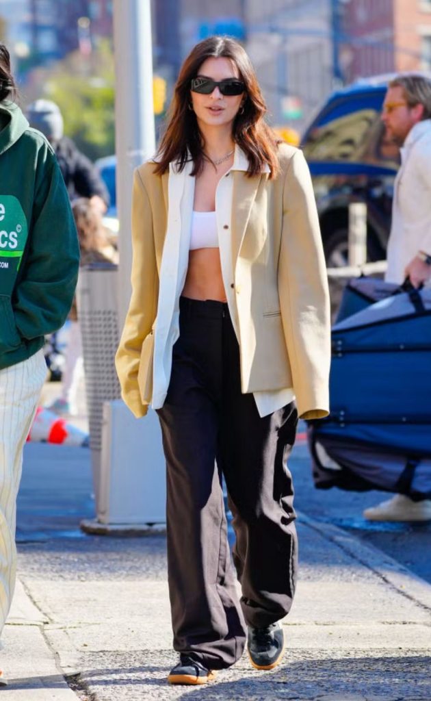 Emily Ratajkowski com um look composto por camisa branca