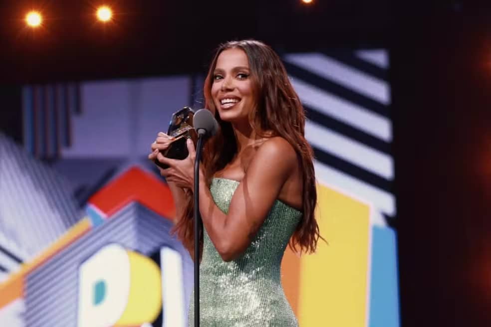 Anitta durante discurso no Premios Juventud 2024