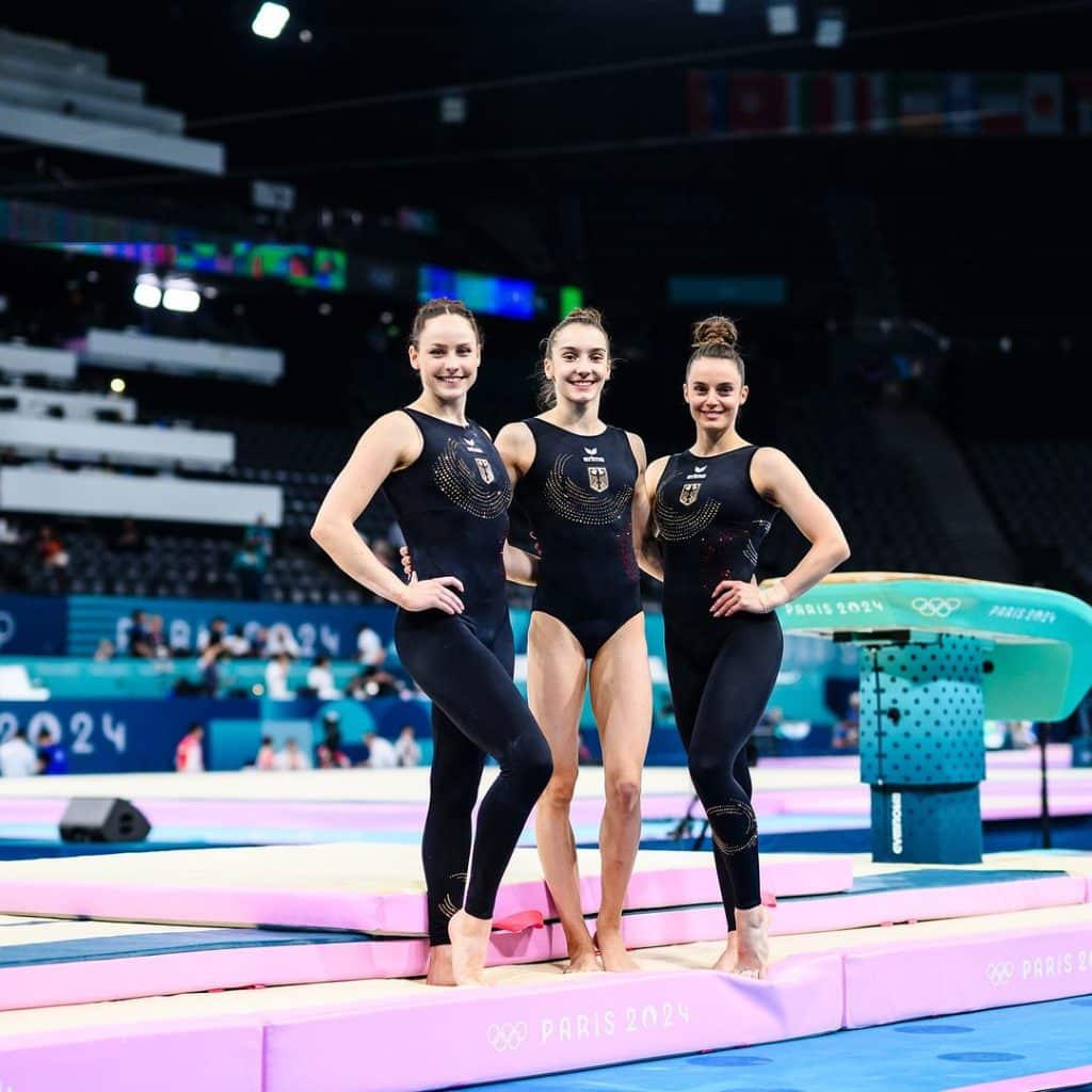 Pauline, Sarah Voss e Helen Kevric no treino de pódio em Paris