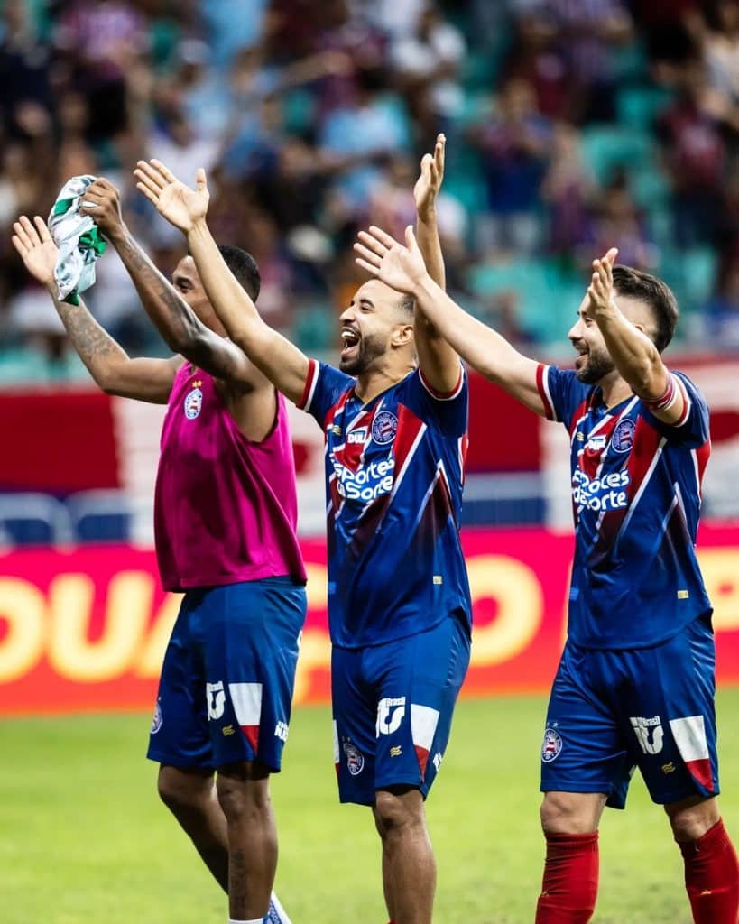 Jogadores agradecendo o apoio da torcida