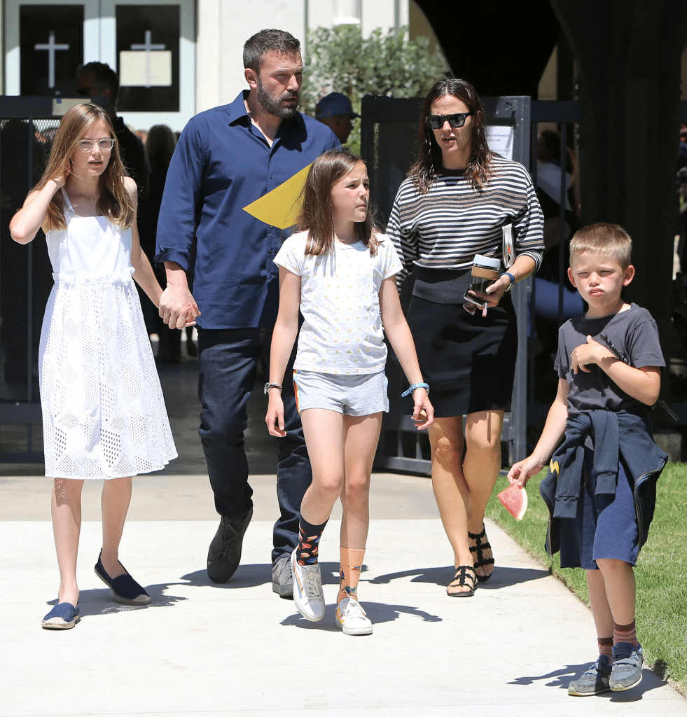 Ben Affleck com seus filhos e Jennifer Garner