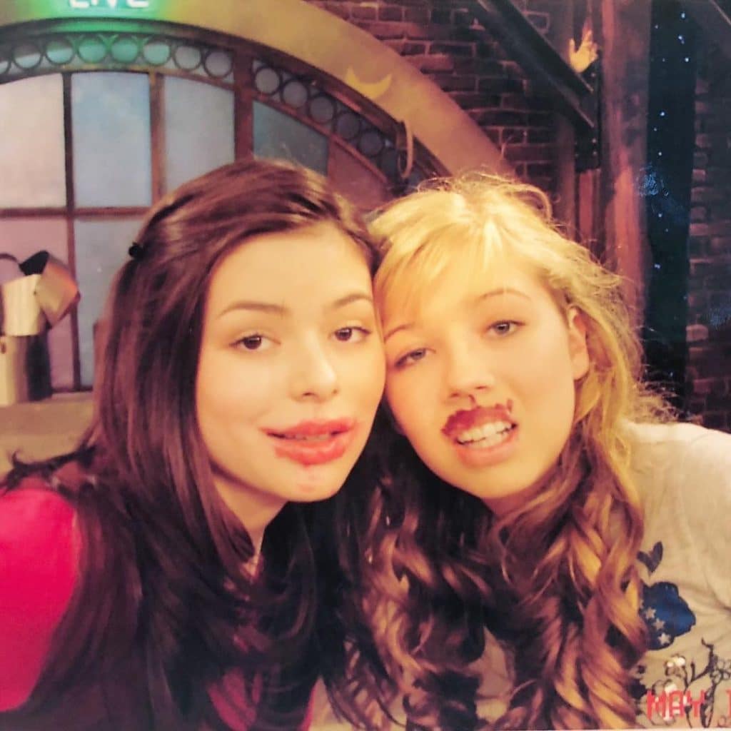 As personagens Carly e Sam 