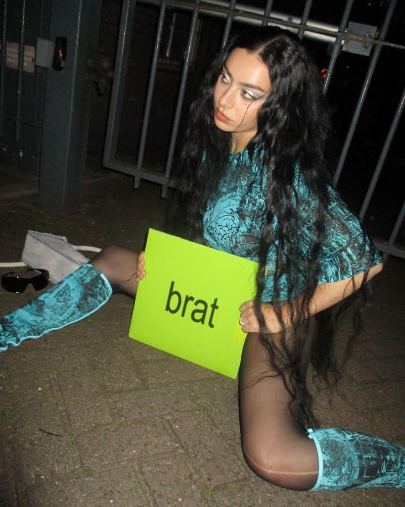 Charli divulgando o álbum "BRAT"