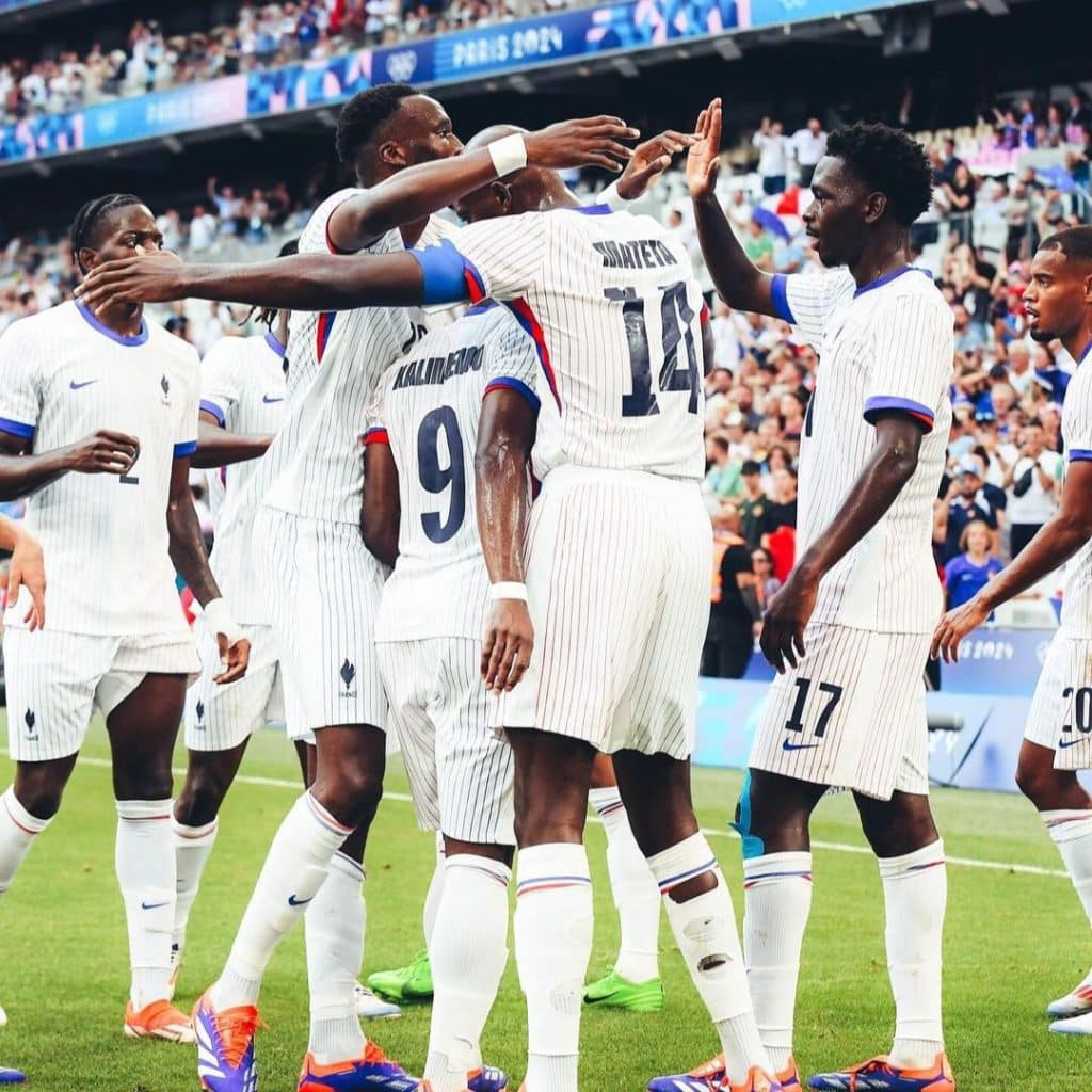 Jogadores da seleção francesa comemorando gol de Mateta