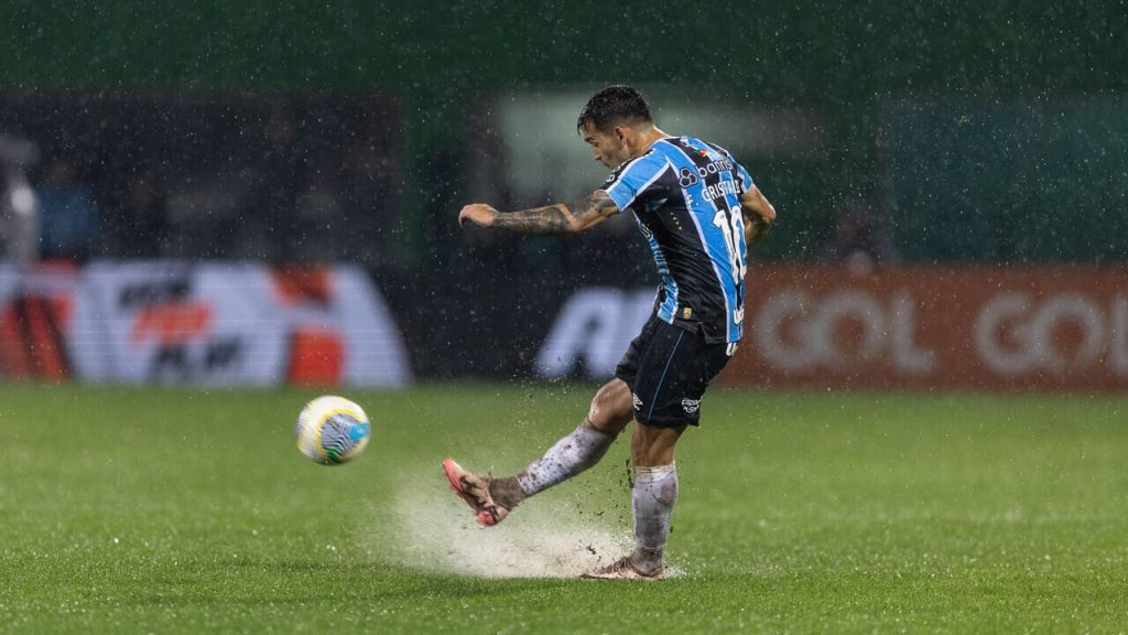 Chuva castigou o gramado da Arena Condá 