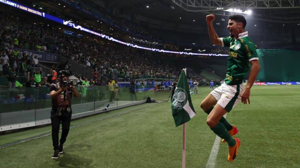 Flaco López comemorando gol contra o Atlético-GO, em partida válida pelo Campeonato Brasileiro