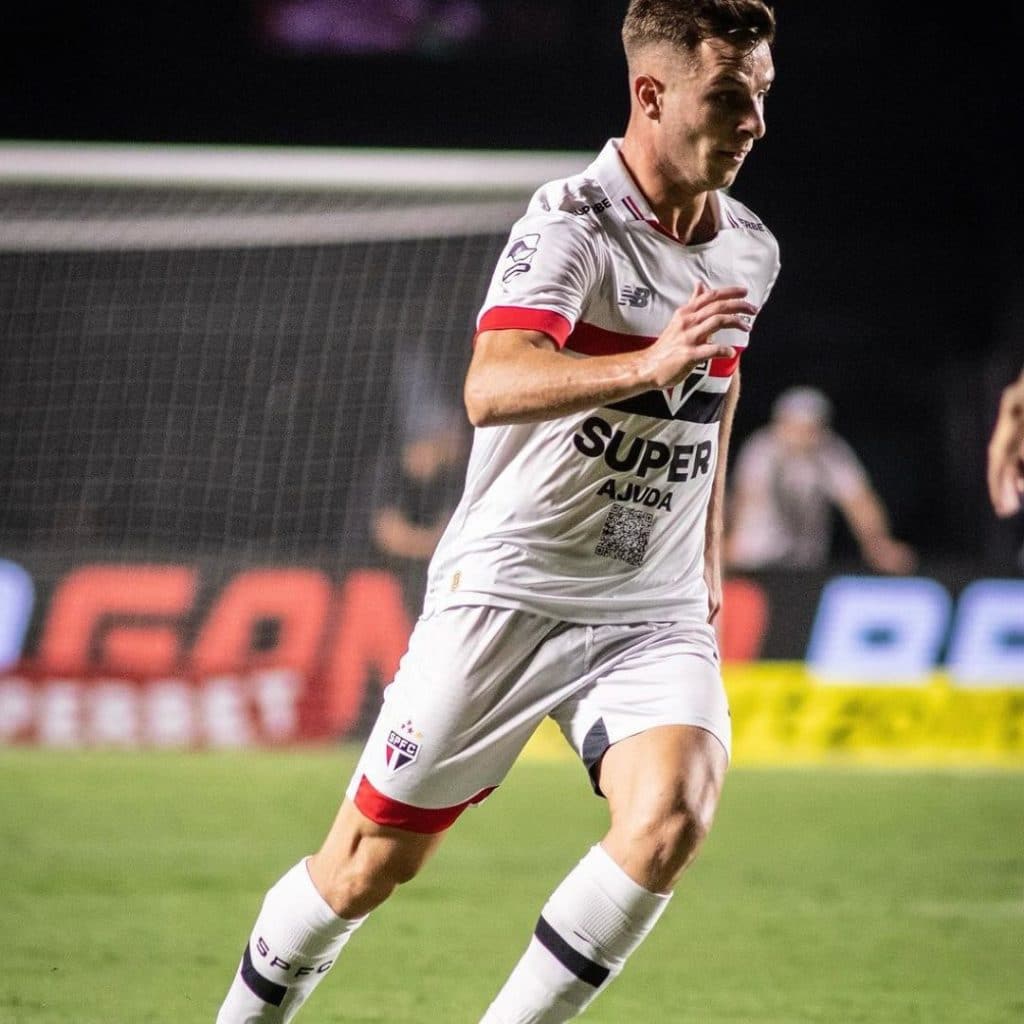 Giuliano Galoppo em campo pelo São Paulo