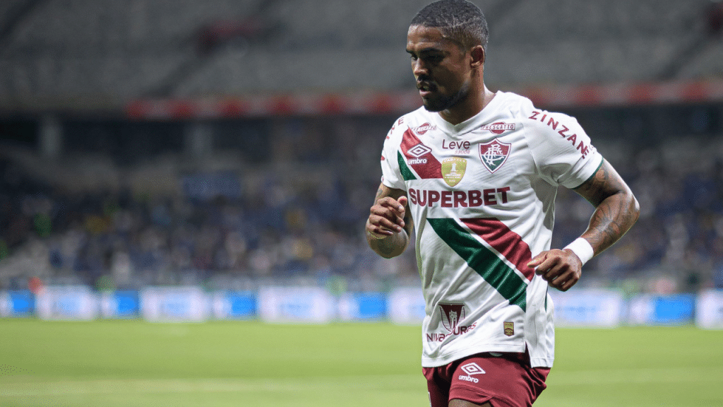 Douglas Costa em jogo pelo fluminense