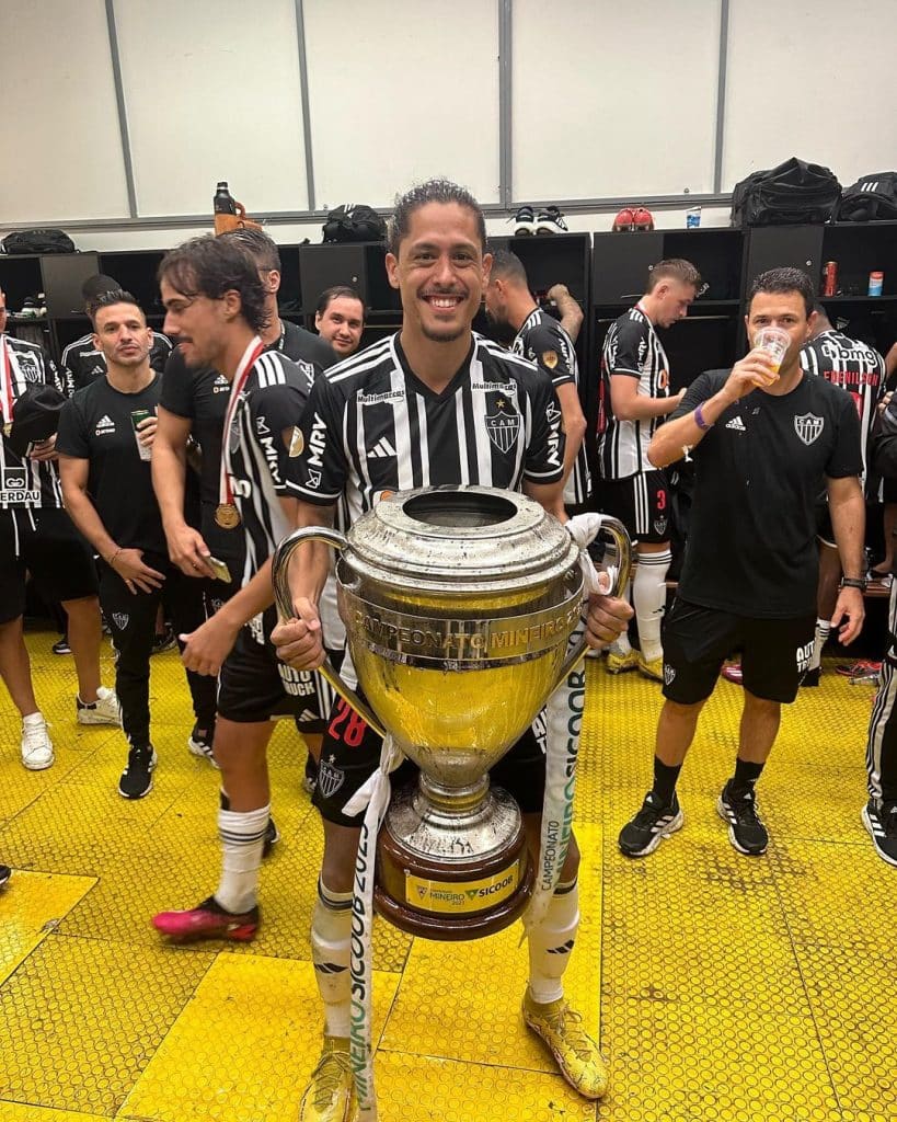 Lemos com a taça do Campeonato Mineiro